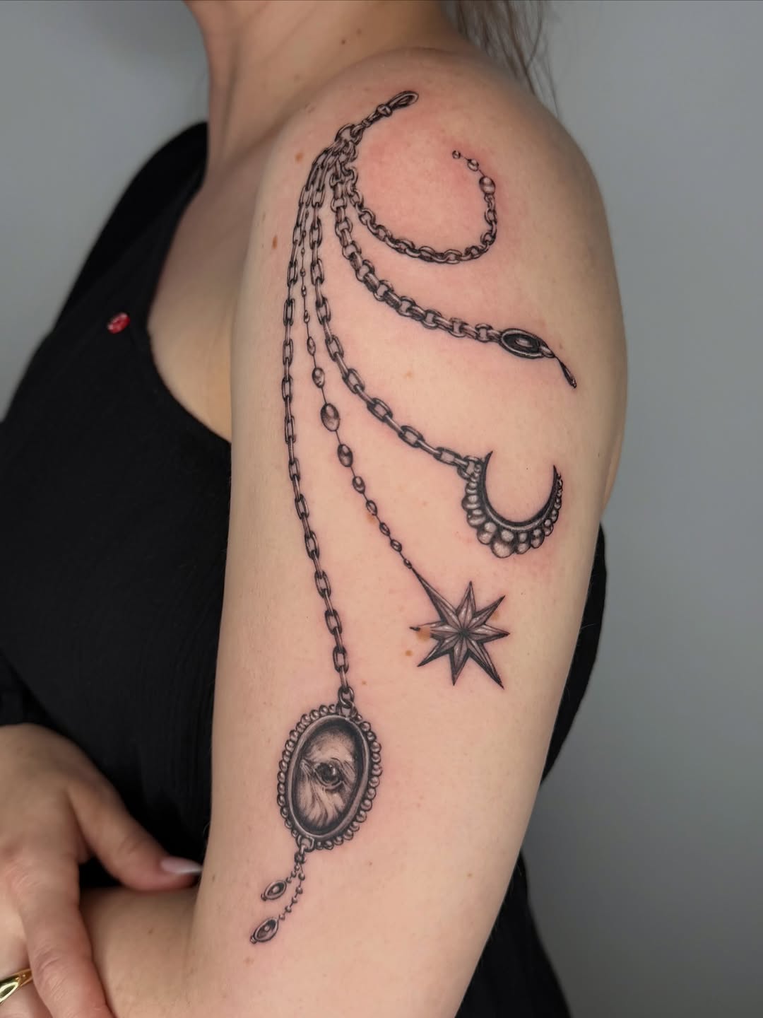 Tattoo by @loorrnn — fine_line, black_and_grey