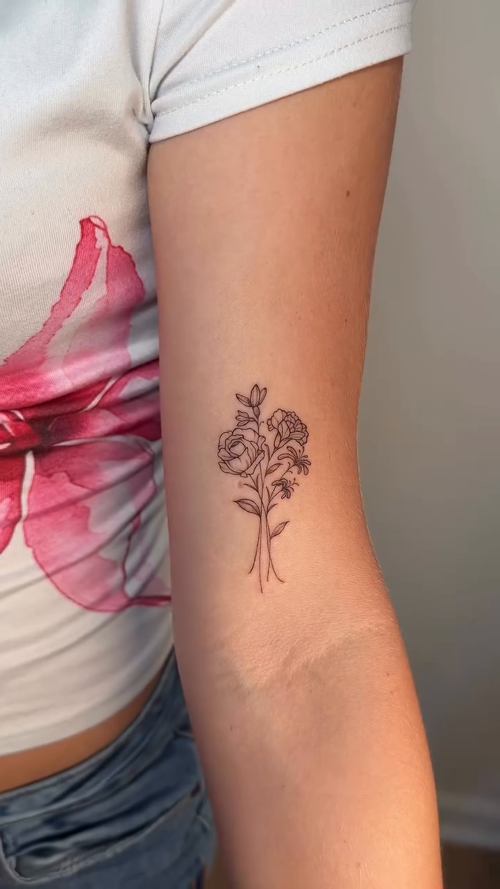 Tattoo by @rachelle.inks โ fine_line, illustrative