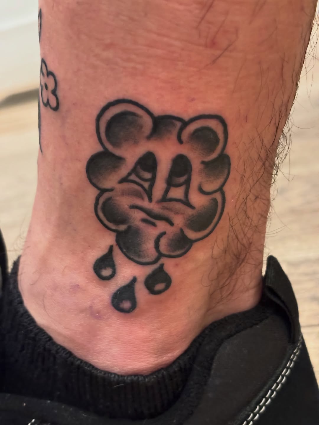 Tattoo by @fracas_tattoo โ american_traditional, illustrative