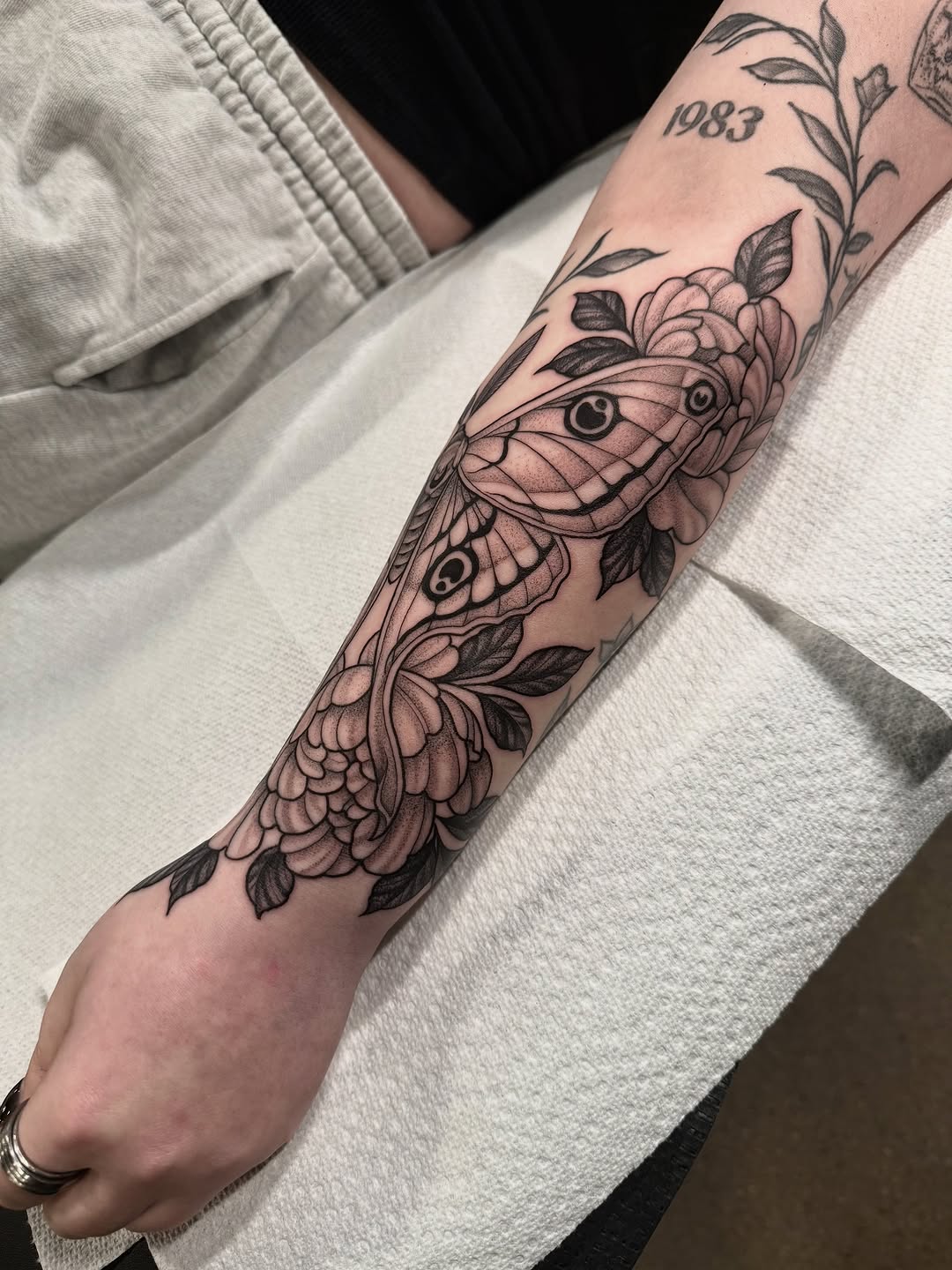 Tattoo by @jennietiesman — black_and_grey, fine_line