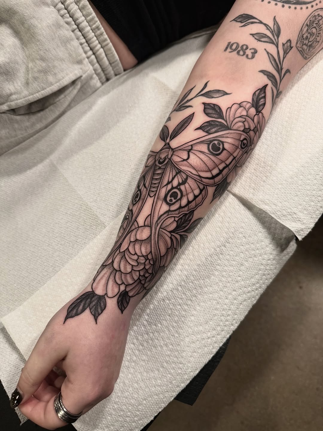 Tattoo by @jennietiesman — black_and_grey, dotwork