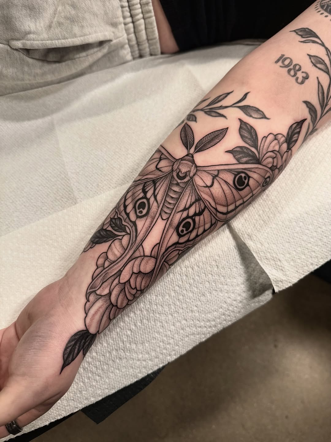 Tattoo by @jennietiesman — black_and_grey, dotwork