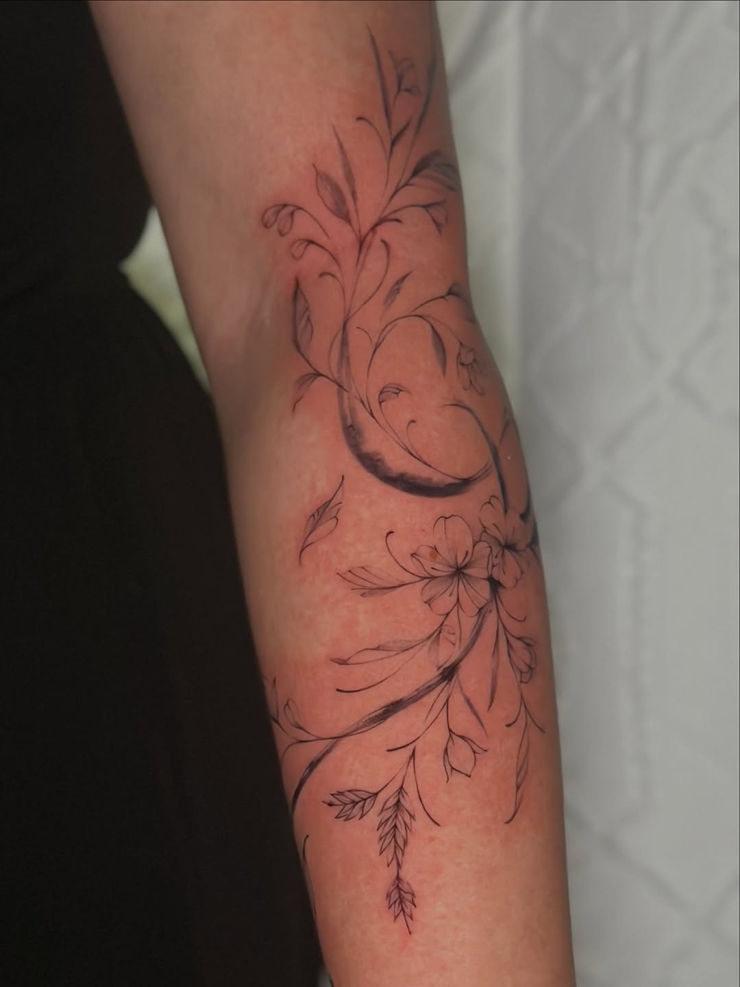 Tattoo by @apes.ttt โ fine_line, illustrative