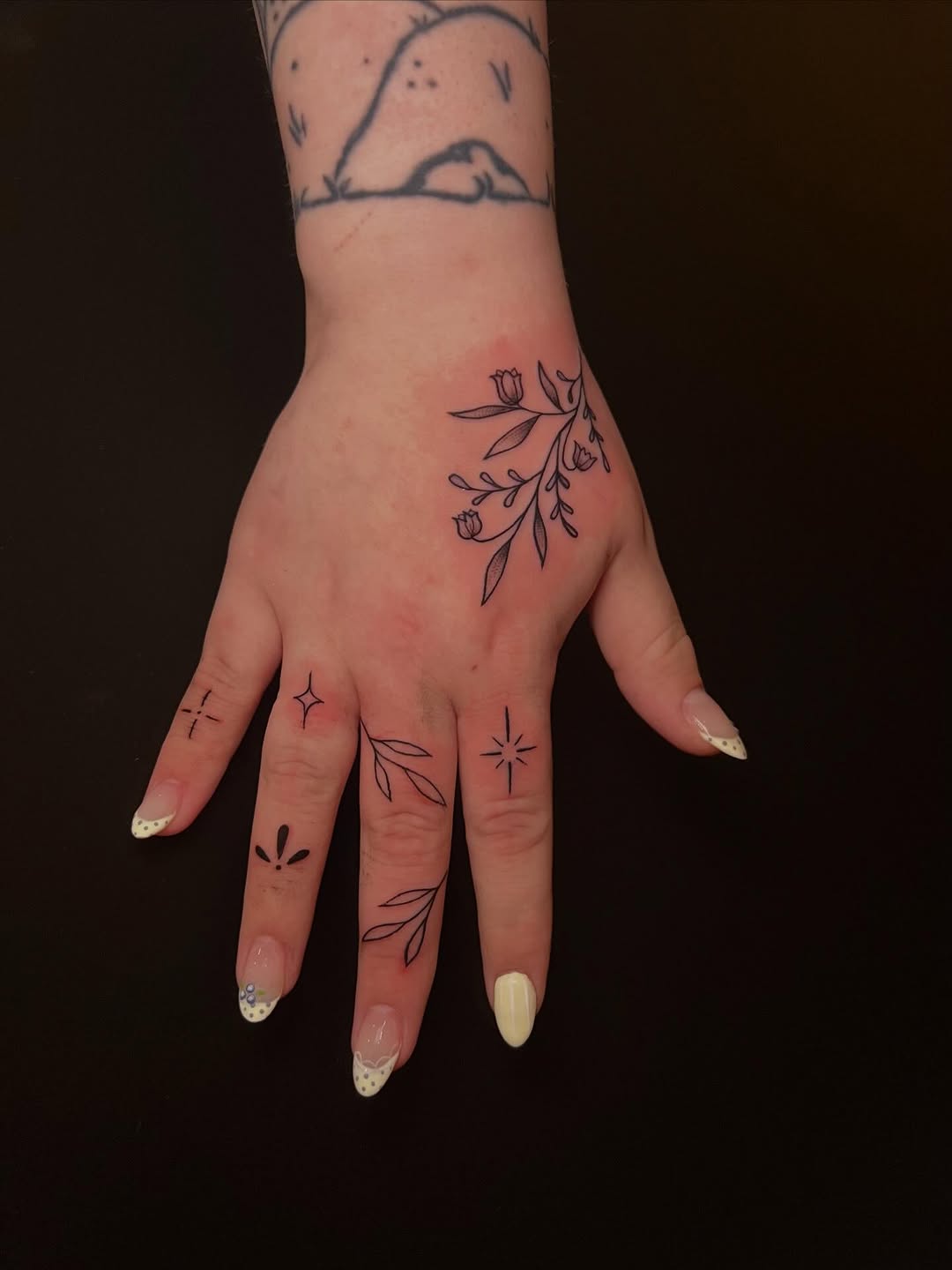 Tattoo by @baungbentattoo_ โ fine_line, minimalist