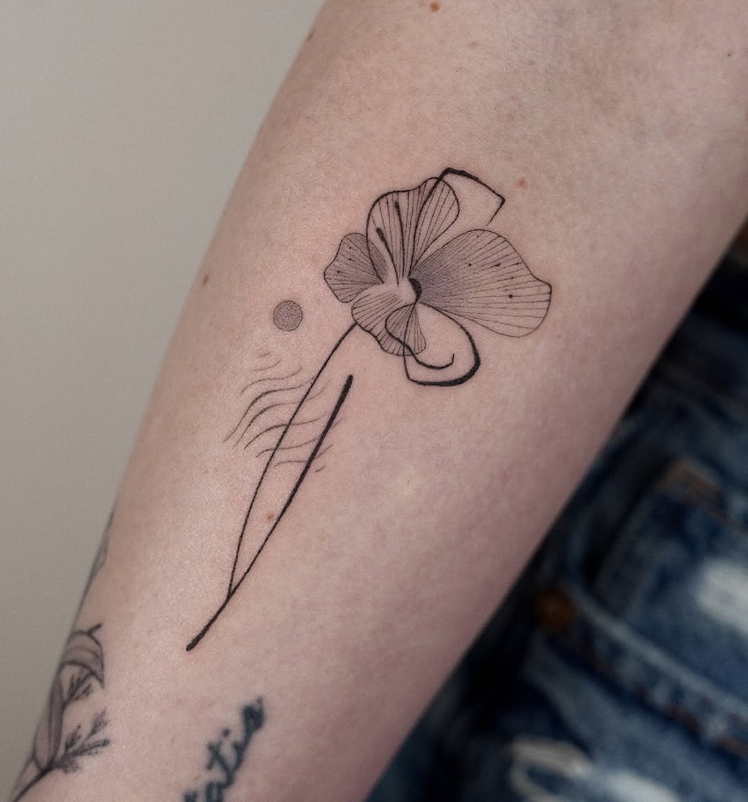 Tattoo by @hellymarch_tattoo โ fine_line, minimalist