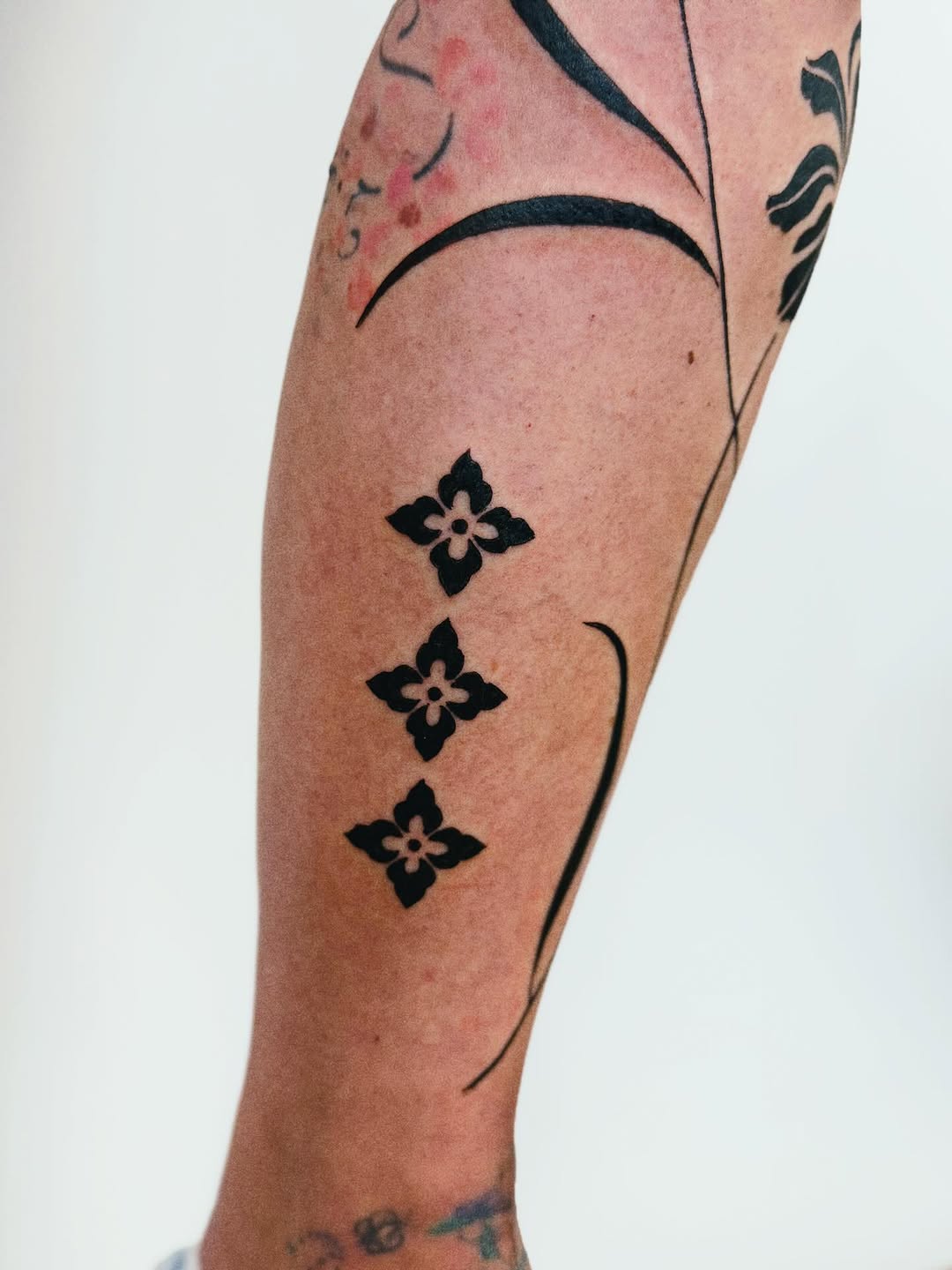 Tattoo by @billiestclairtattoos β blackwork