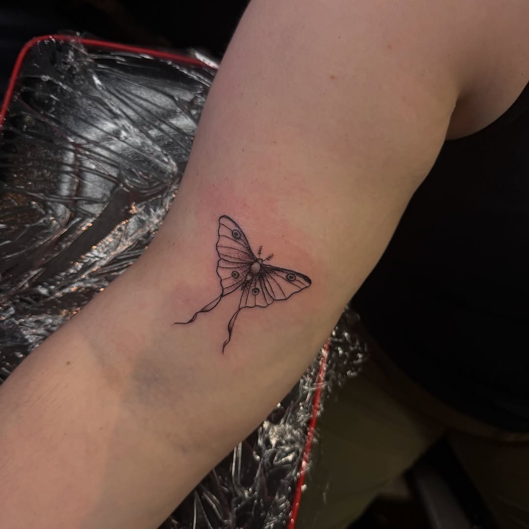 Tattoo by @tattoosbynahla โ fine_line