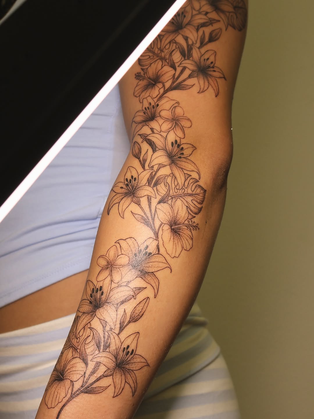 Tattoo by @divinebeautybarbyaly — fine_line, black_and_grey
