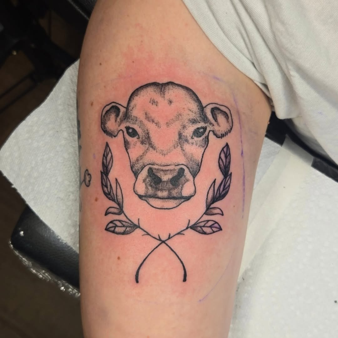 Tattoo by @thebgailboyd — dotwork