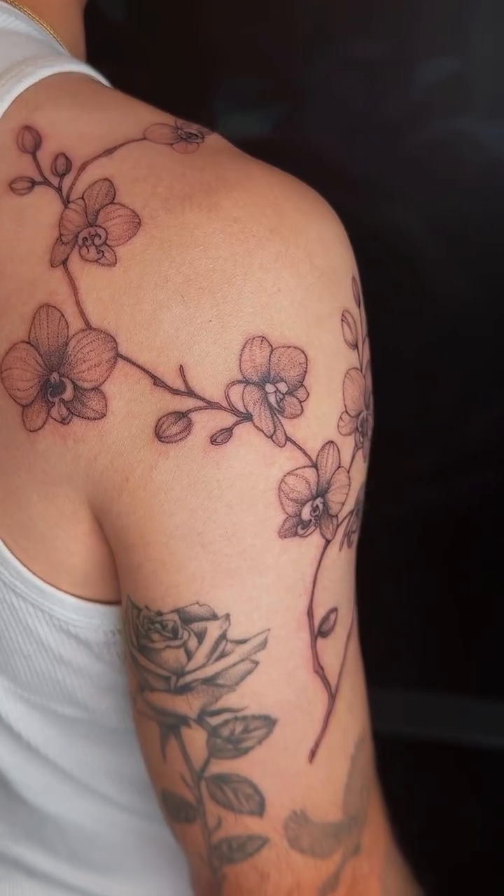 Tattoo by @rachelle.inks โ fine_line, illustrative