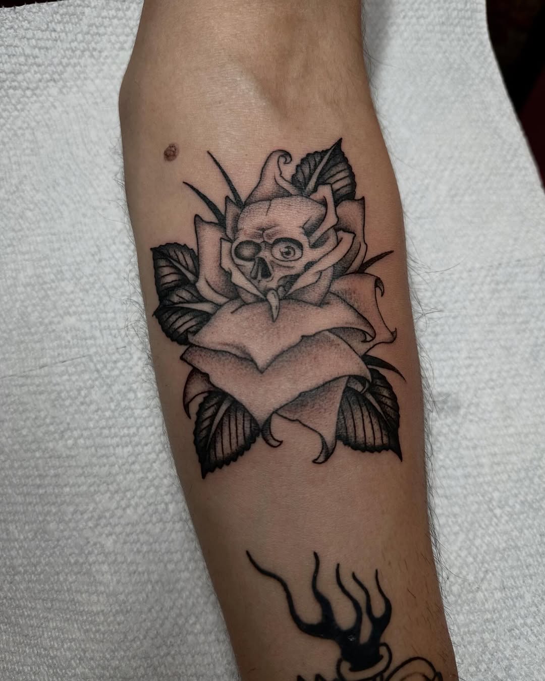 Tattoo by @lijxmachina — black_and_grey, dark_realism