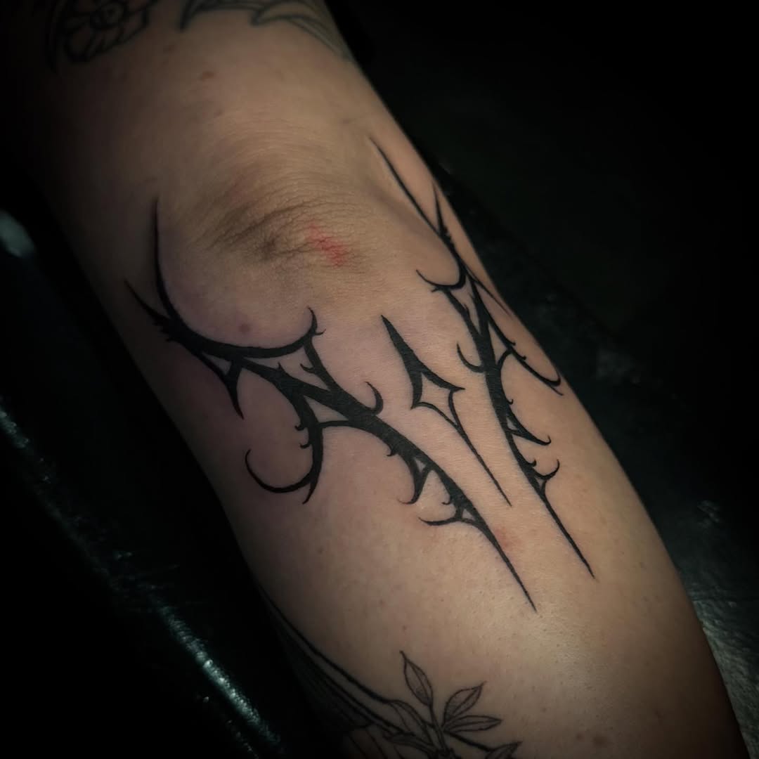 Tattoo by @tinarosetattoos — blackwork, illustrative