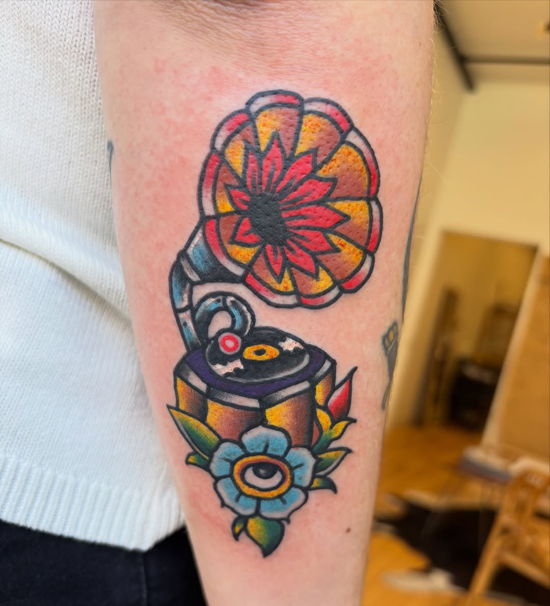 Tattoo by @fracas_tattoo โ american_traditional, illustrative