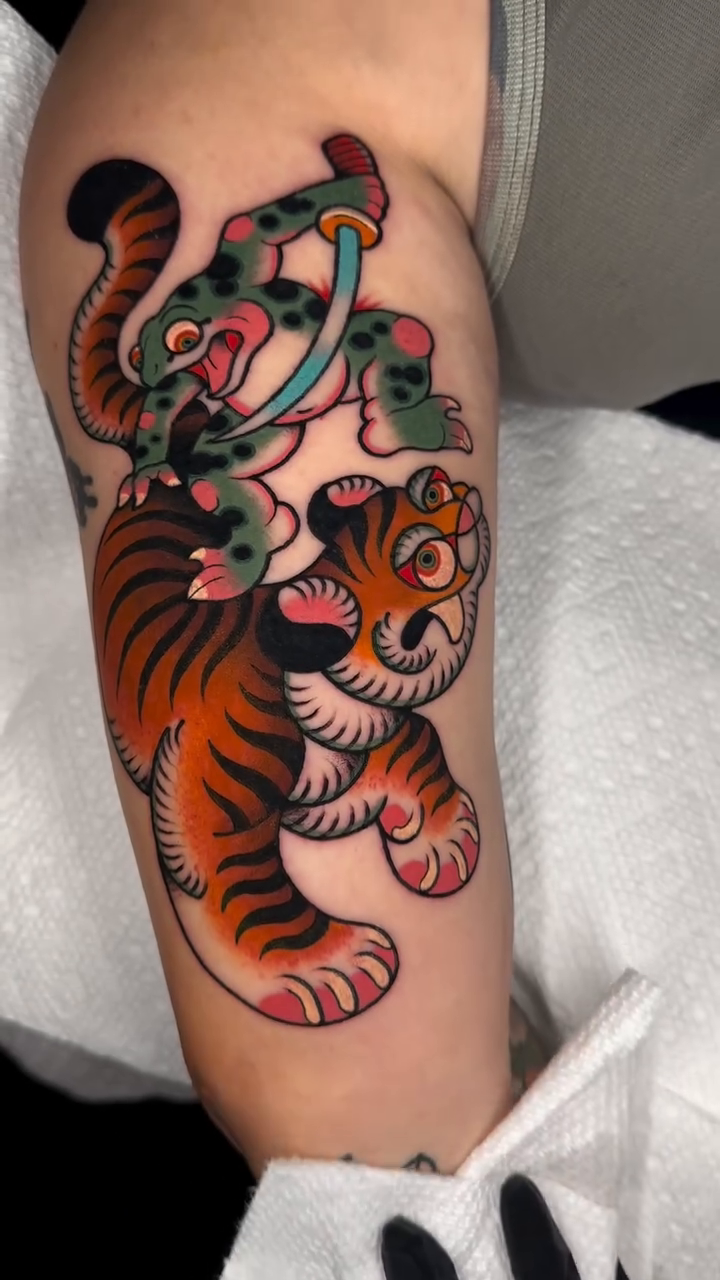 Tattoo by @rugido — american_traditional, illustrative