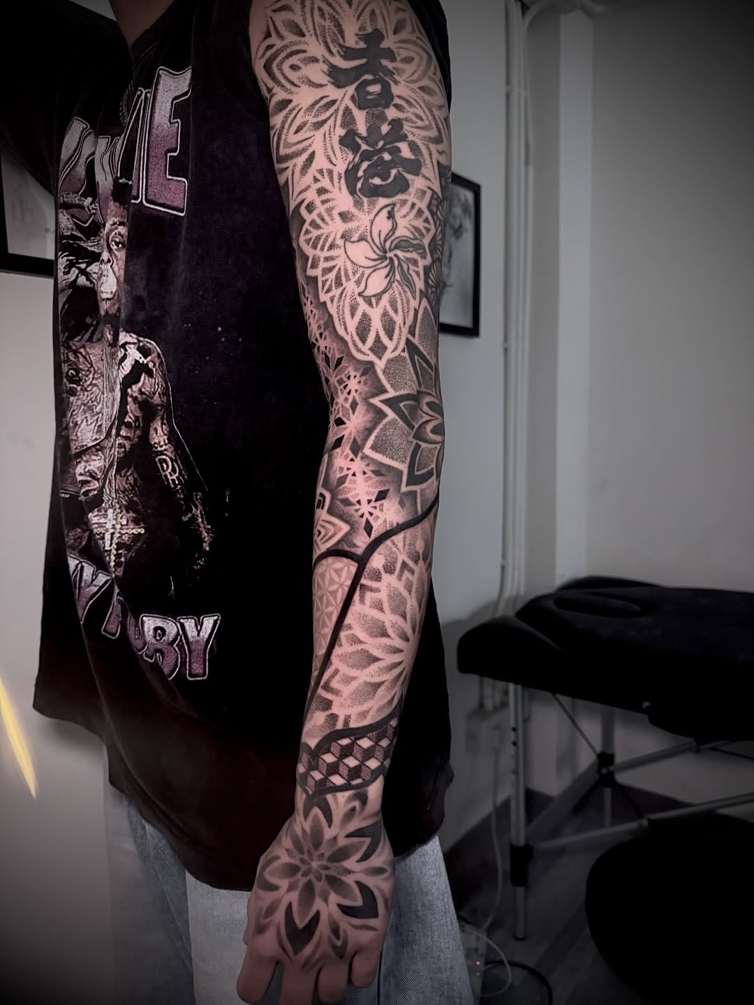 Tattoo by @_c._.yt_ โ dotwork, geometric