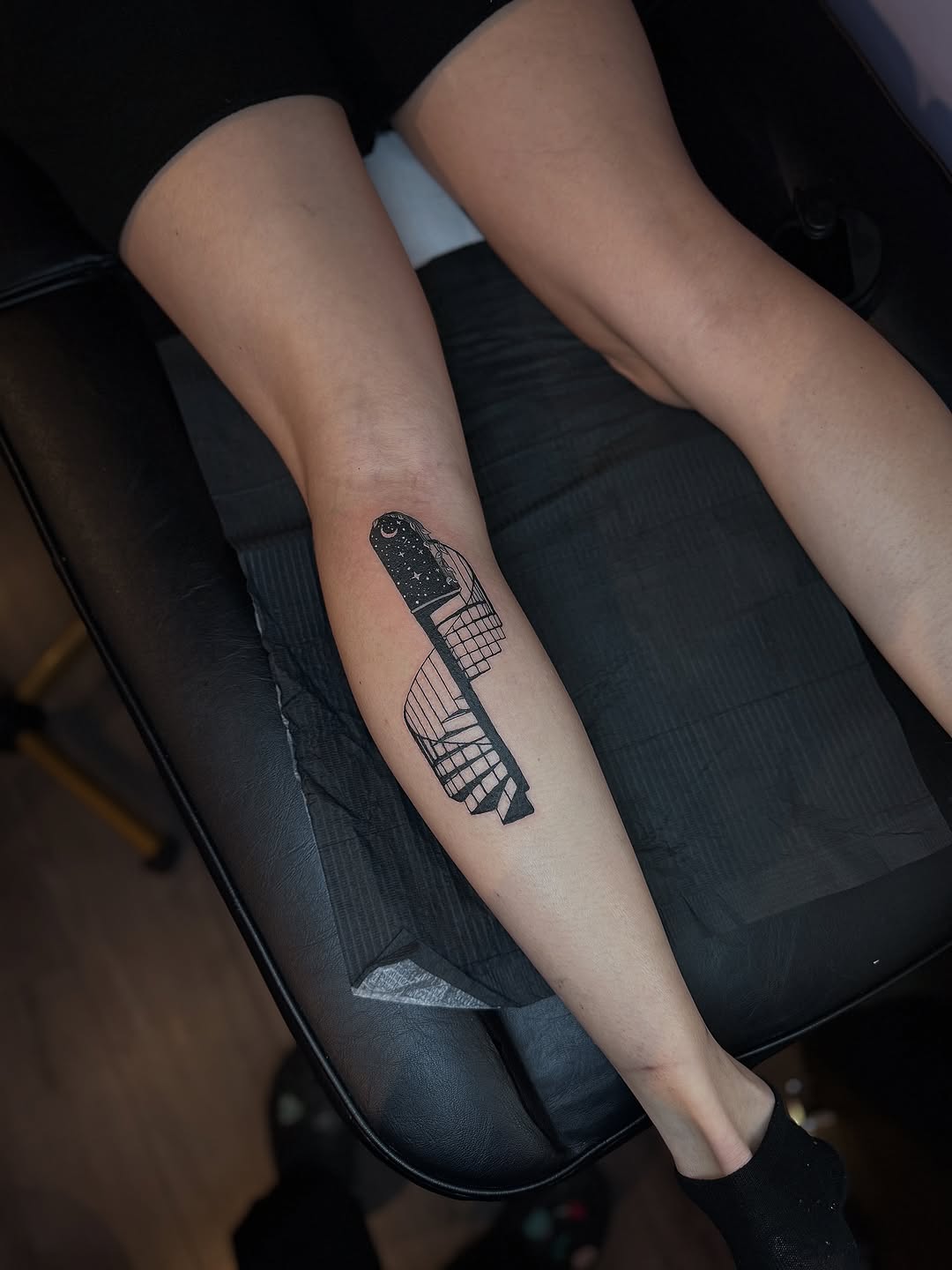 Tattoo by @honeyssweettattoos β blackwork