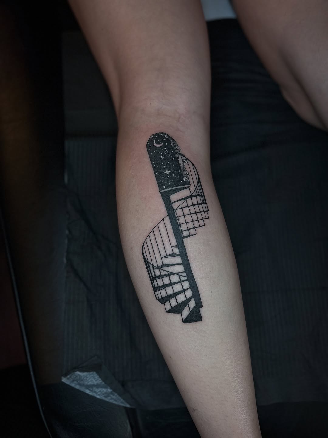 Tattoo by @honeyssweettattoos β blackwork