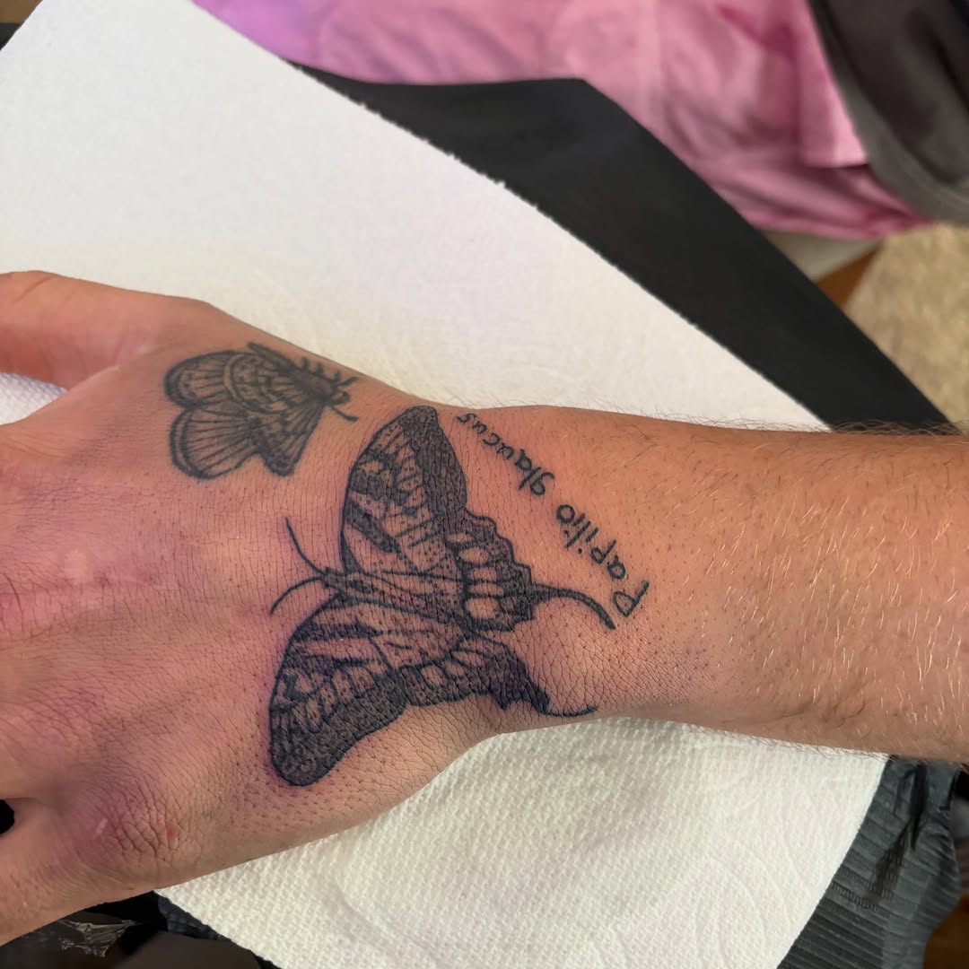 Tattoo by @oddn3n3 — illustrative, fine_line