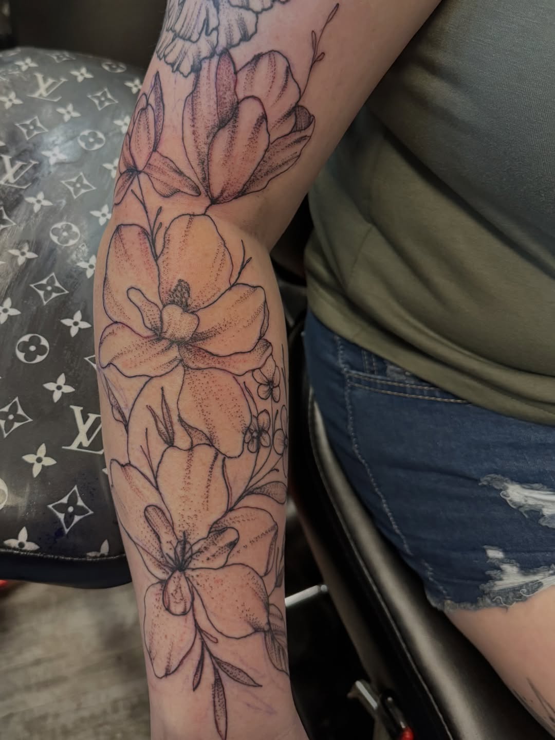 Tattoo by @lexgetinked โ dotwork