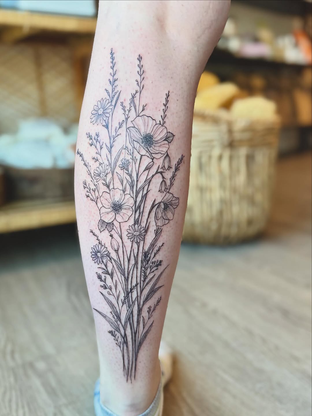 Tattoo by @astrearomerotattoos β fine_line