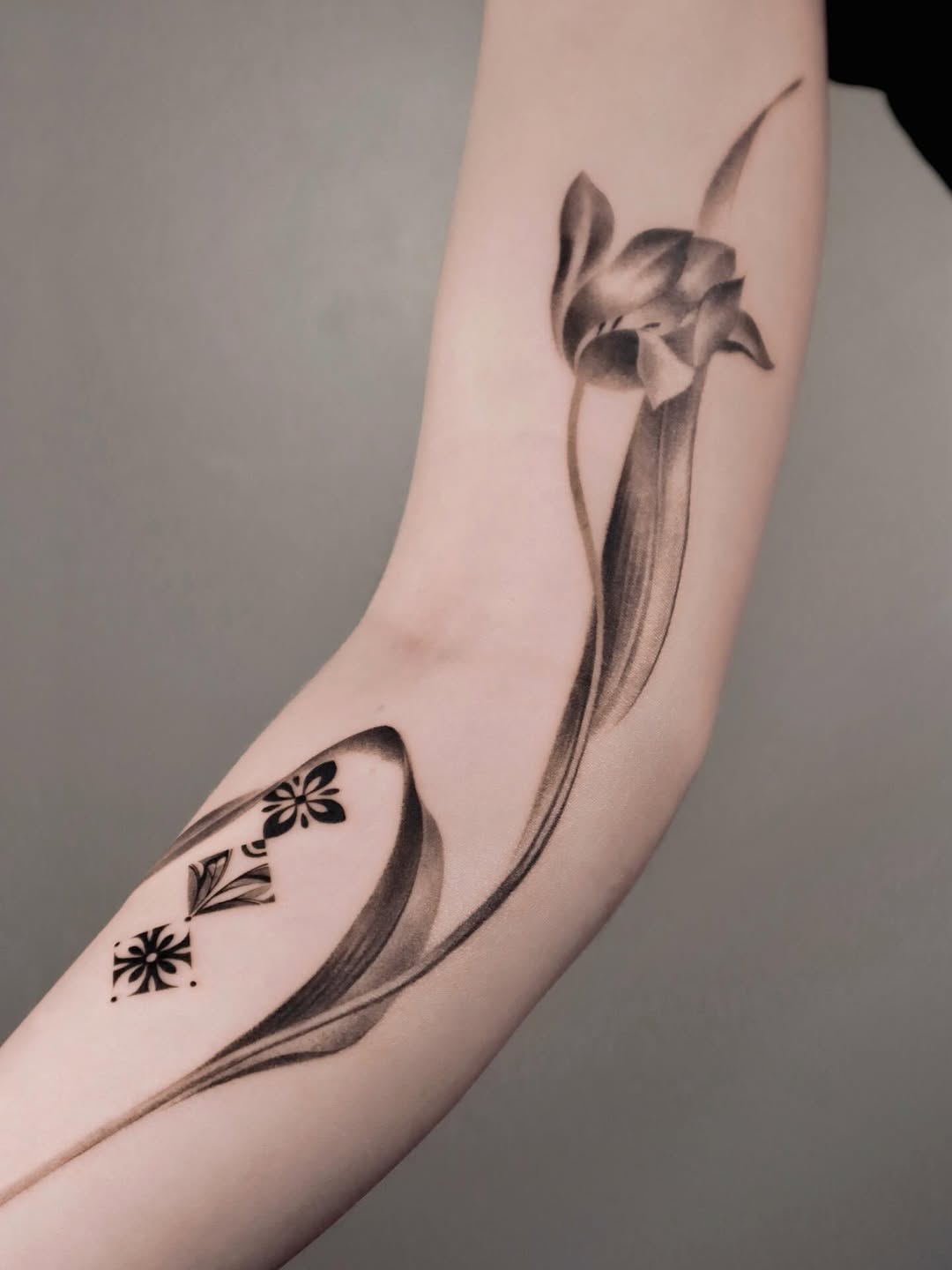 Tattoo by @rivdttt β black_and_grey, fine_line