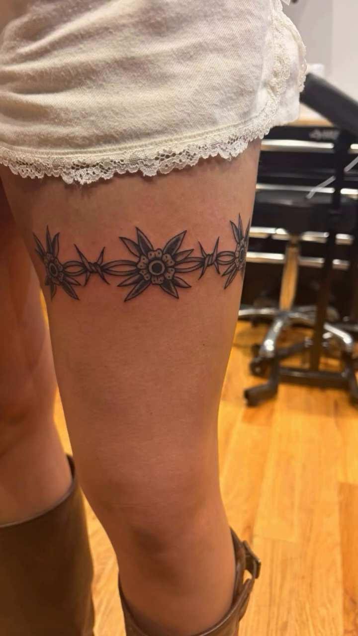 Tattoo by @em_pene — illustrative, blackwork