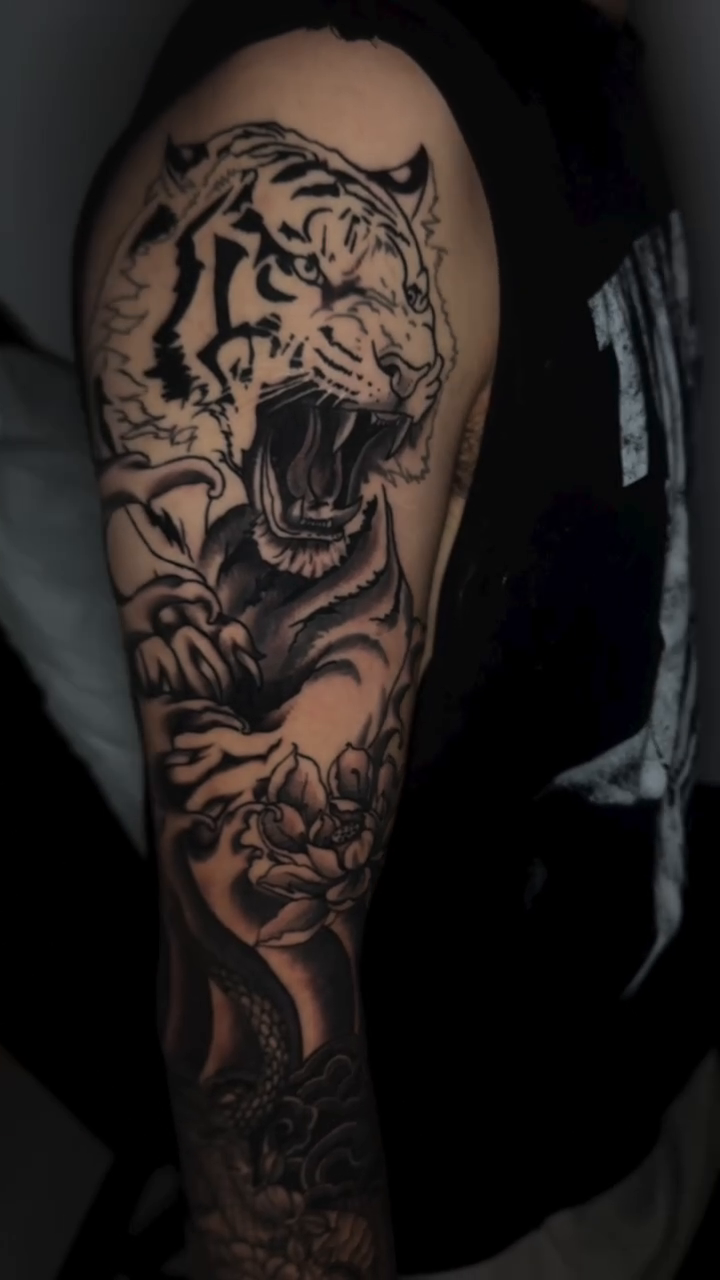 Tattoo by @giigiitatts — black_and_grey, realism