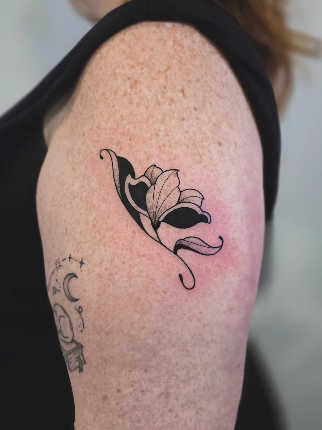 Tattoo by @kirstielewtattoo β blackwork