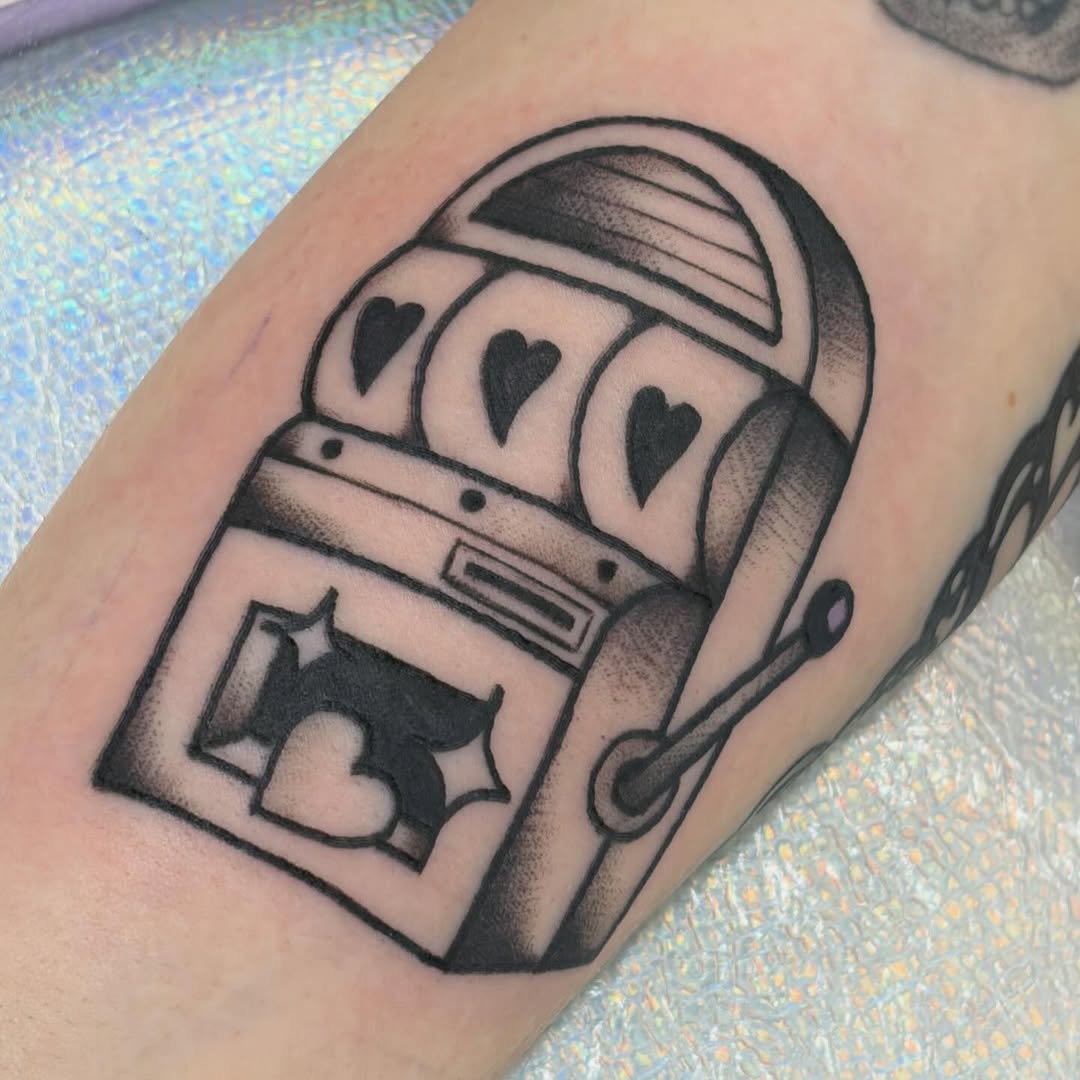 Tattoo by @laurencaldwelltattoo — american_traditional