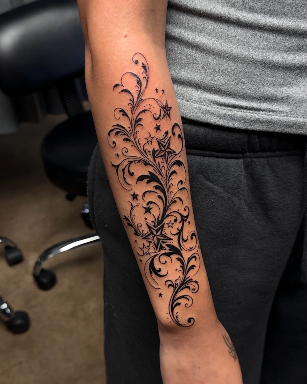 Tattoo by @tatsbyalyssa — illustrative, blackwork