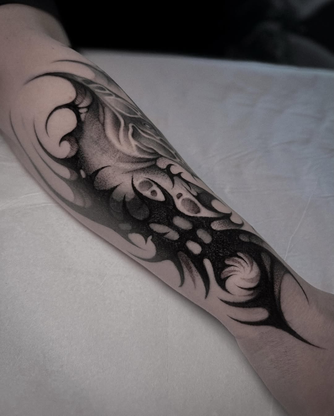 Tattoo by @lahyenettt — blackwork