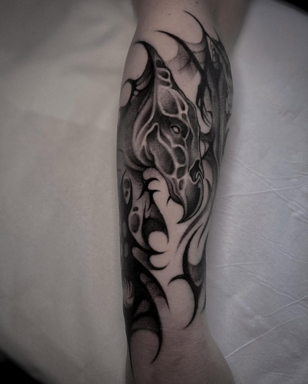 Tattoo by @lahyenettt — blackwork