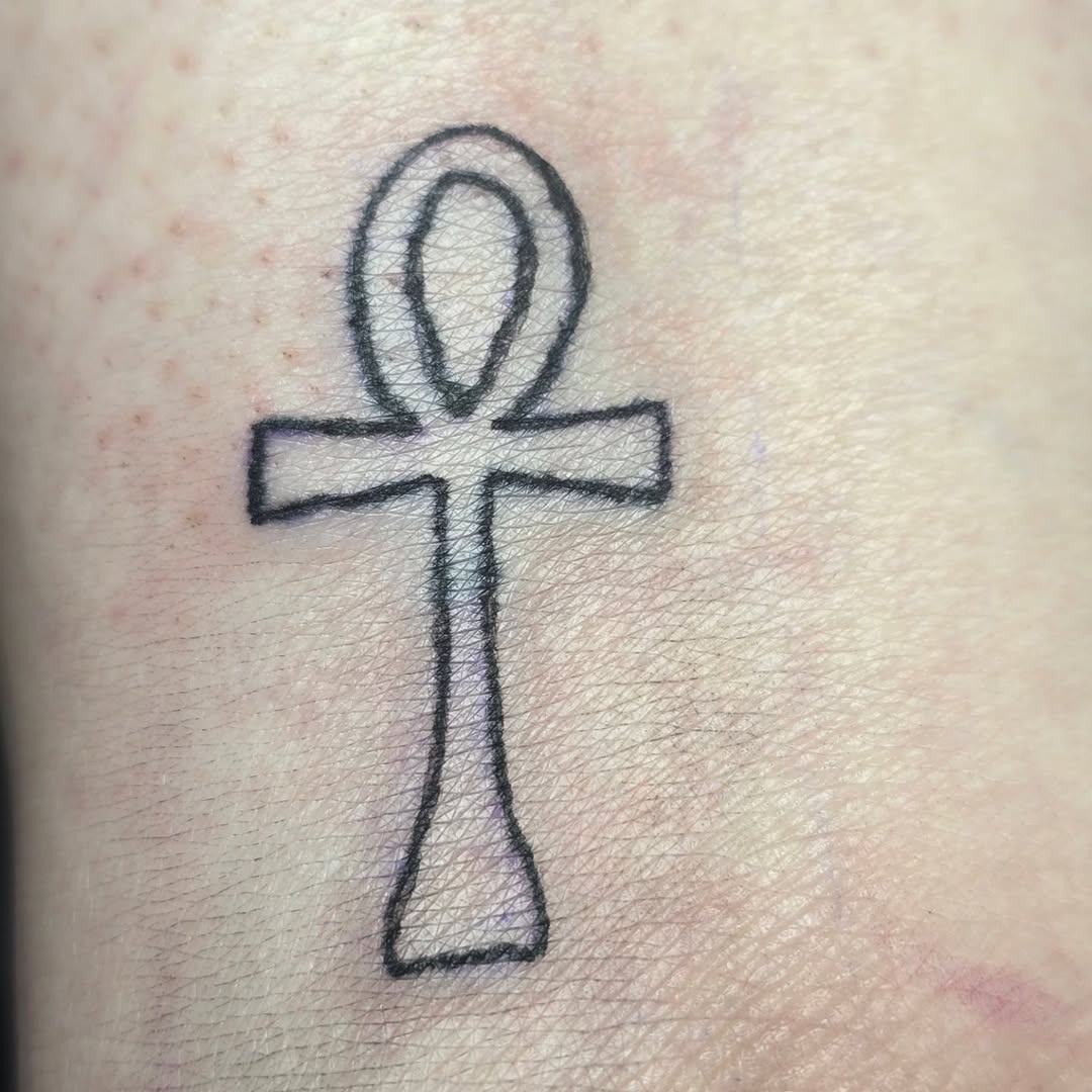 Tattoo by @pincurls_and_dragons — illustrative