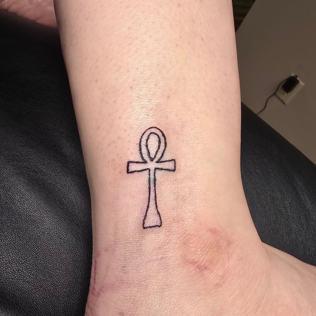 Tattoo by @pincurls_and_dragons — fine_line, minimalist
