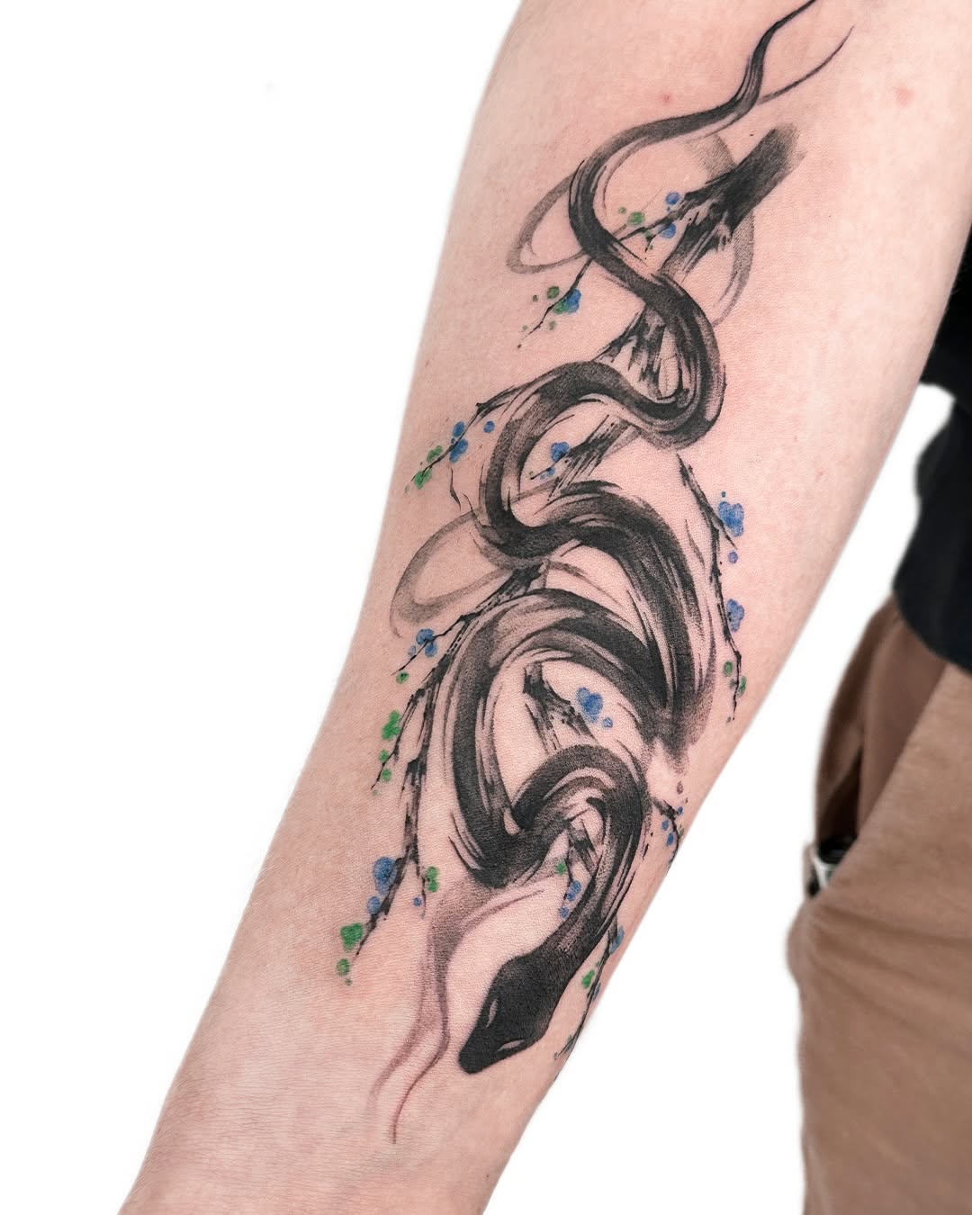 Tattoo by @uzo.ink — blackwork, watercolor
