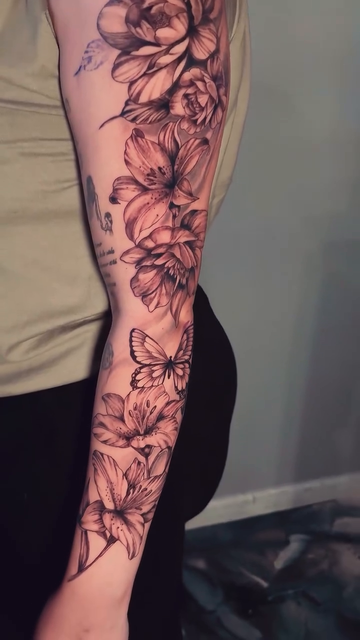 Tattoo by @elpinchechaikotl — fine_line, black_and_grey