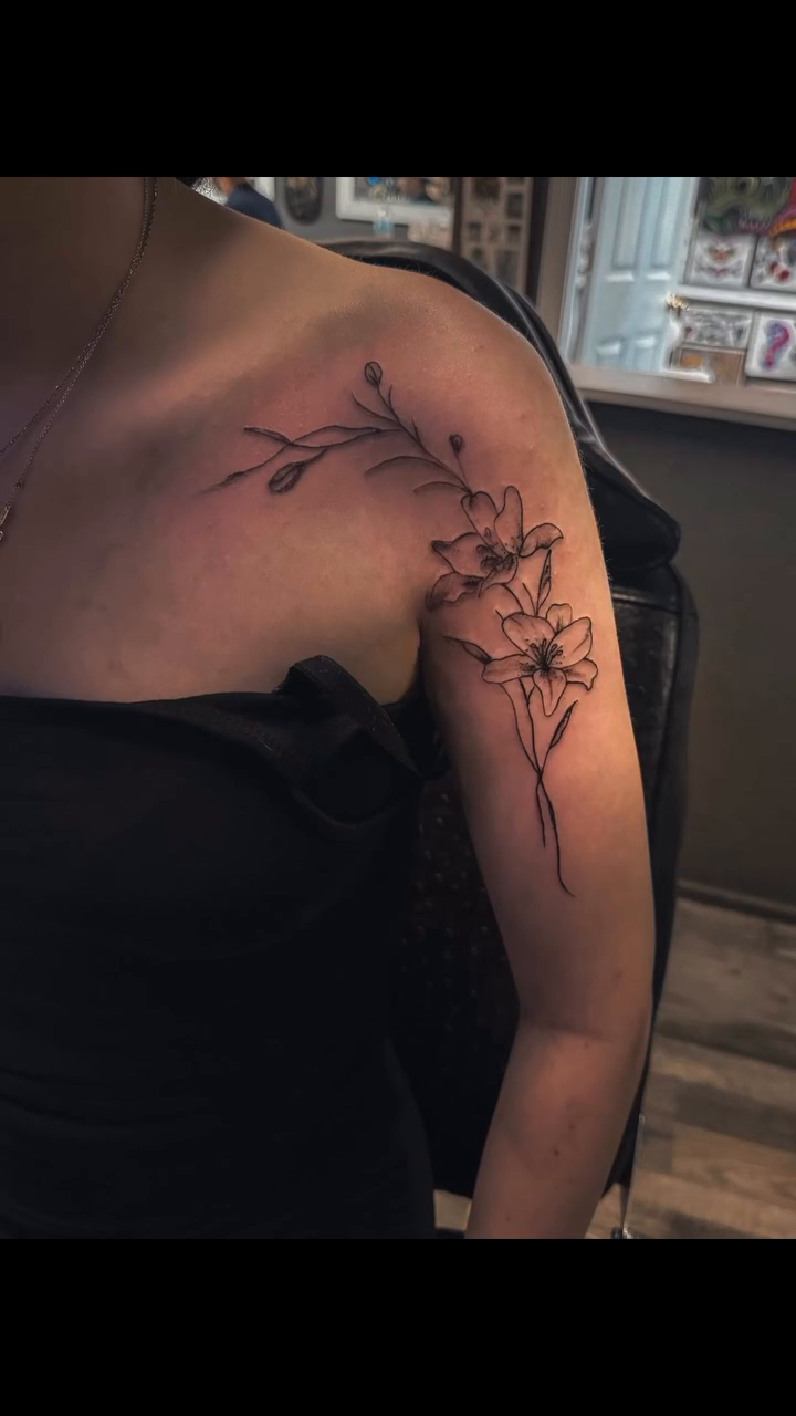 Tattoo by @lexgetinked โ fine_line