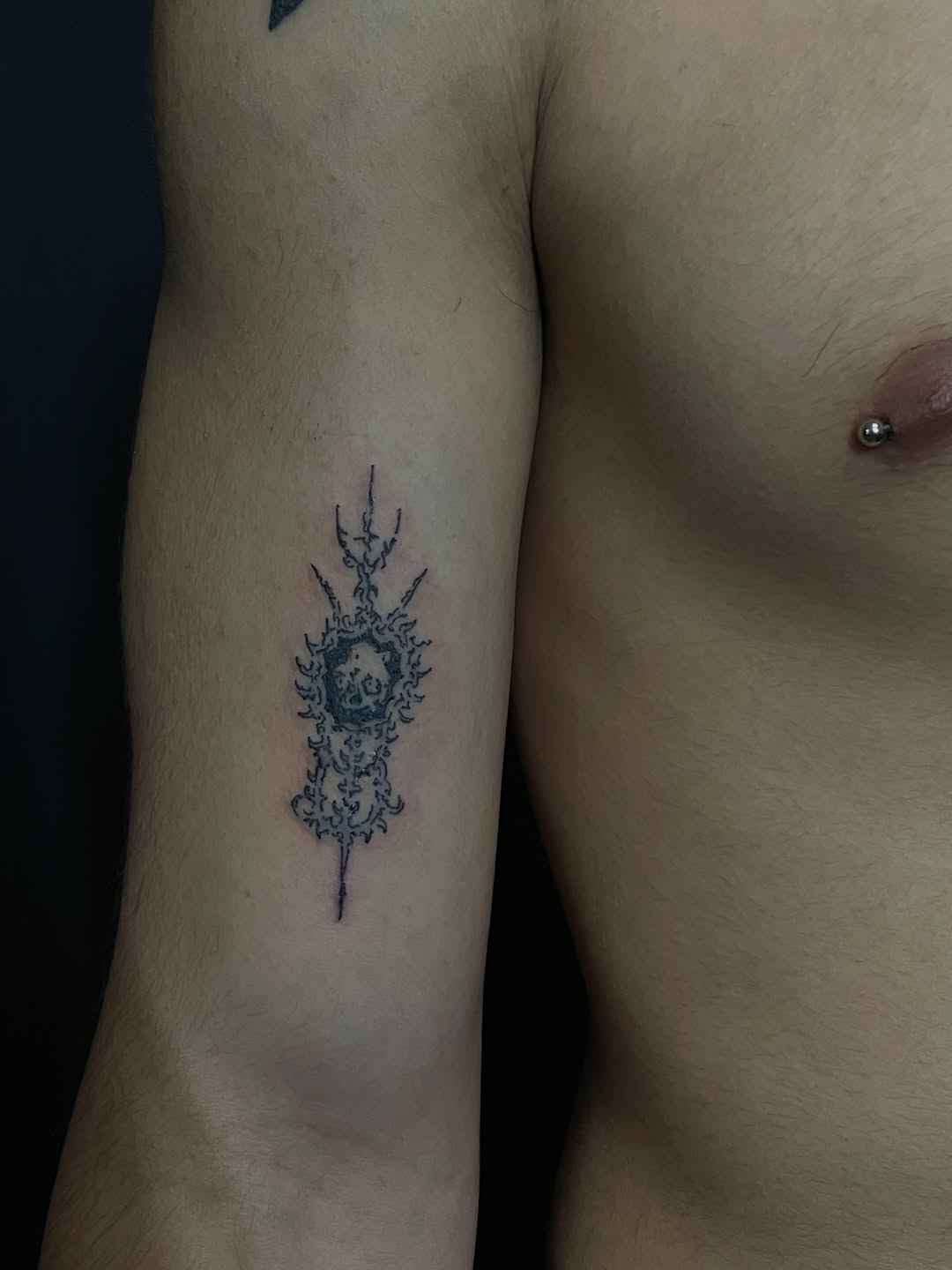 Tattoo by @dysembodiment — blackwork