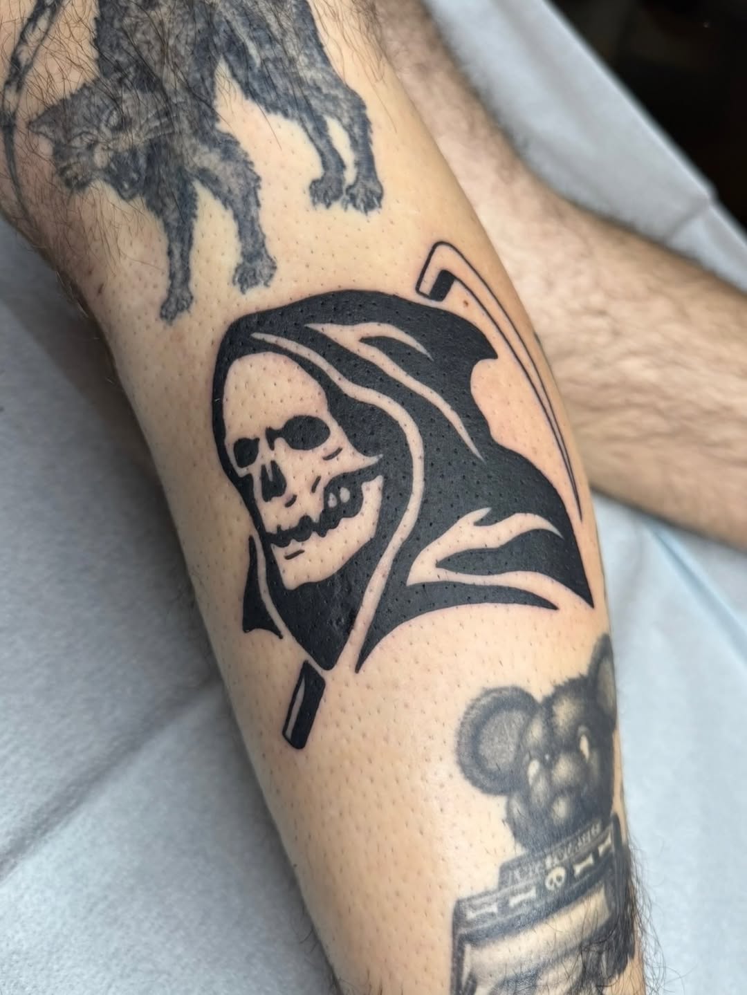 Tattoo by @hanaroshinko โ blackwork