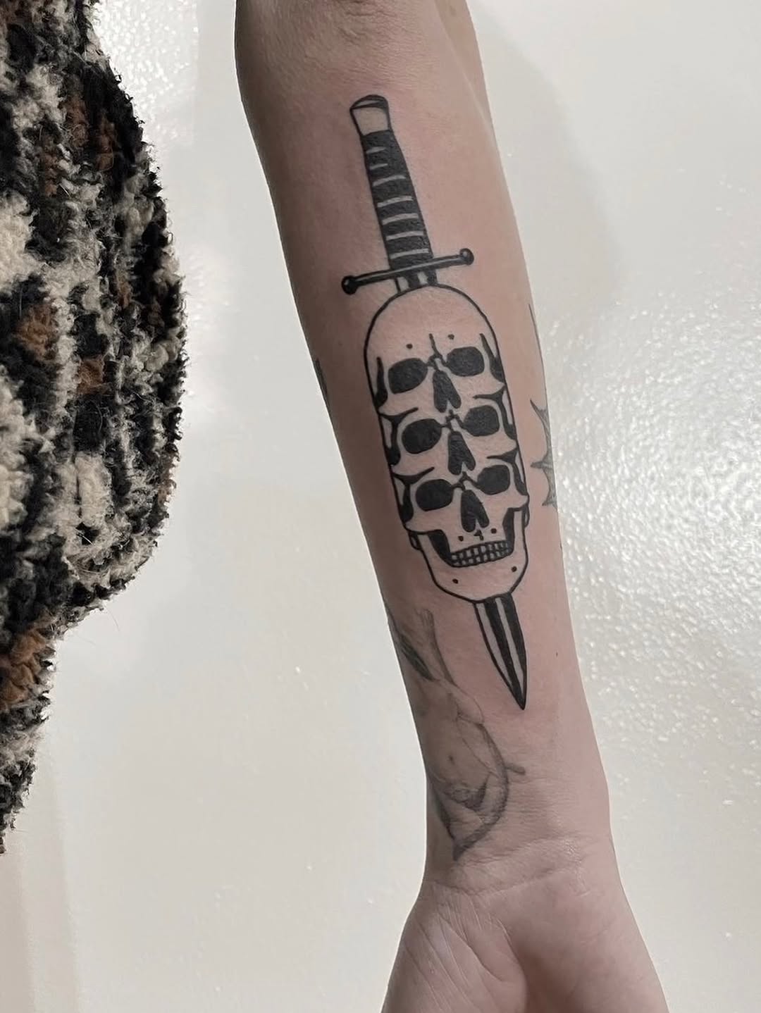 Tattoo by @hanaroshinko โ american_traditional, blackwork