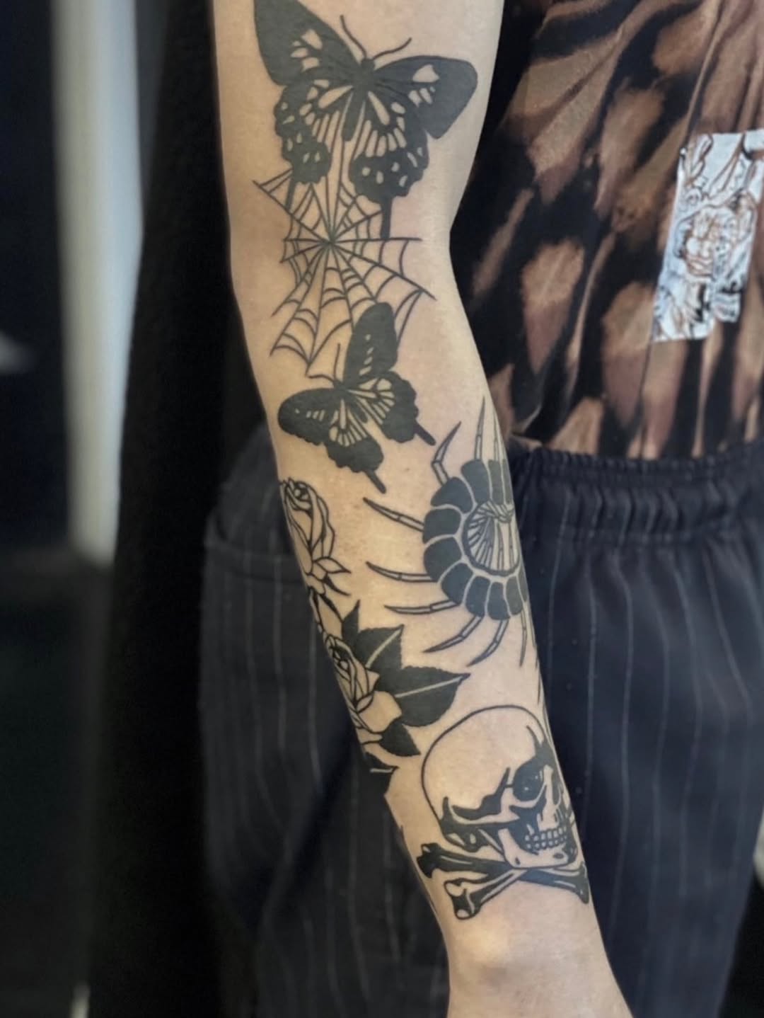 Tattoo by @hanaroshinko โ blackwork