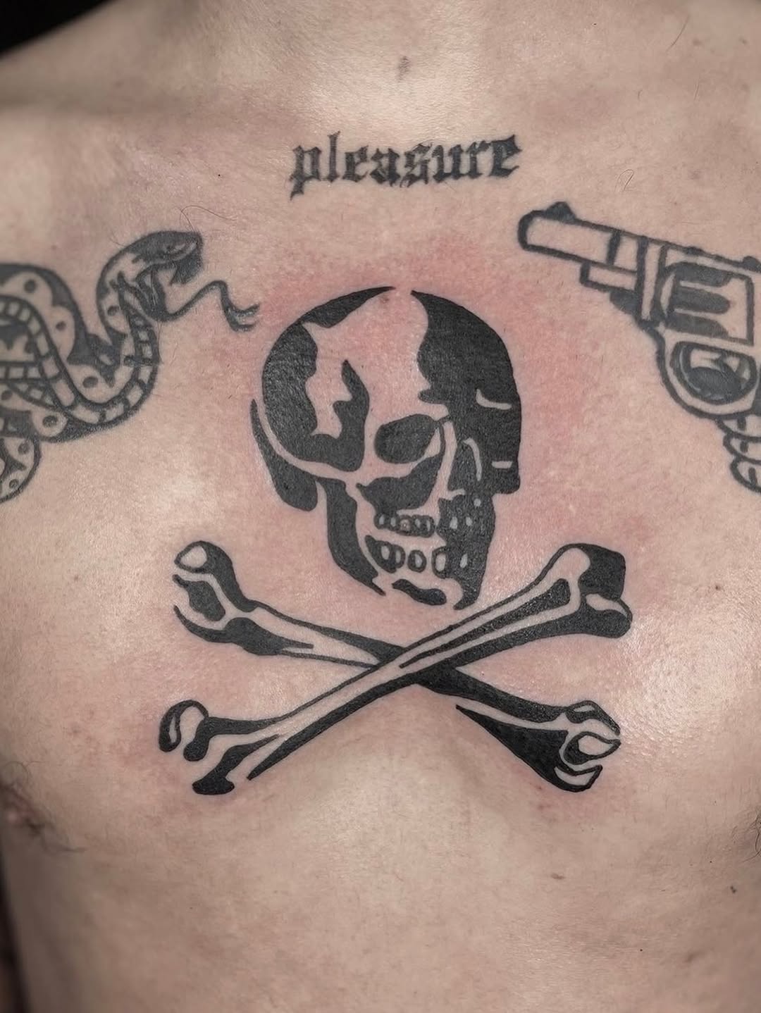 Tattoo by @hanaroshinko โ blackwork