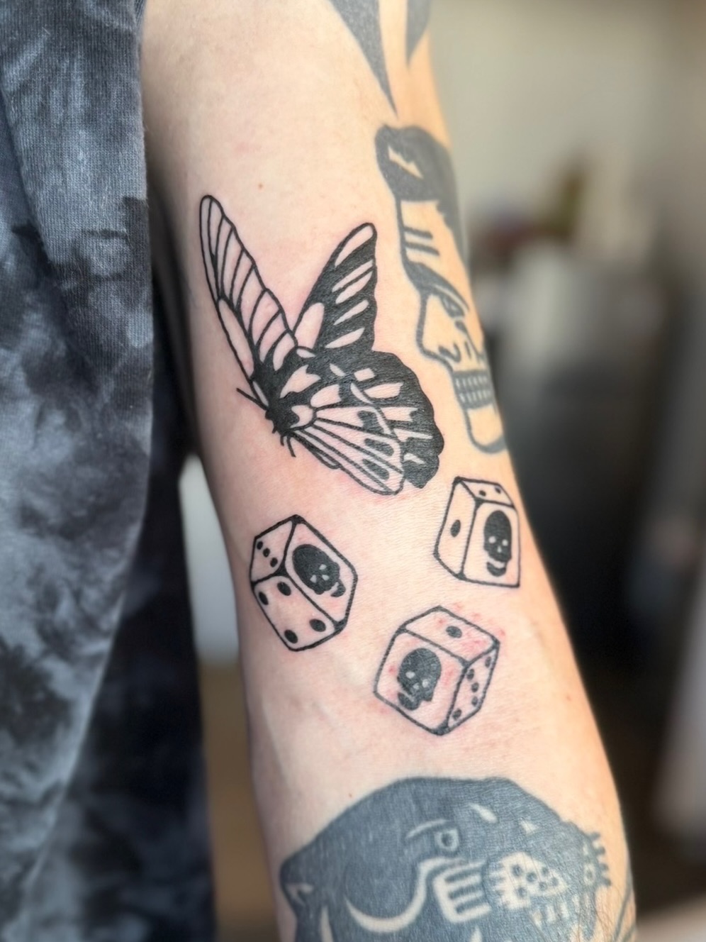 Tattoo by @hanaroshinko โ blackwork