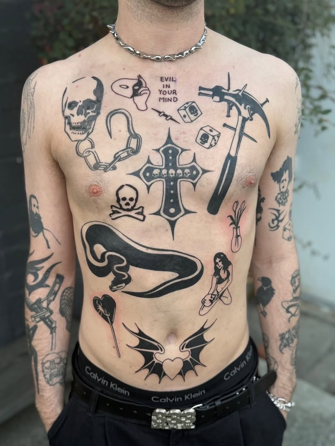 Tattoo by @hanaroshinko โ blackwork