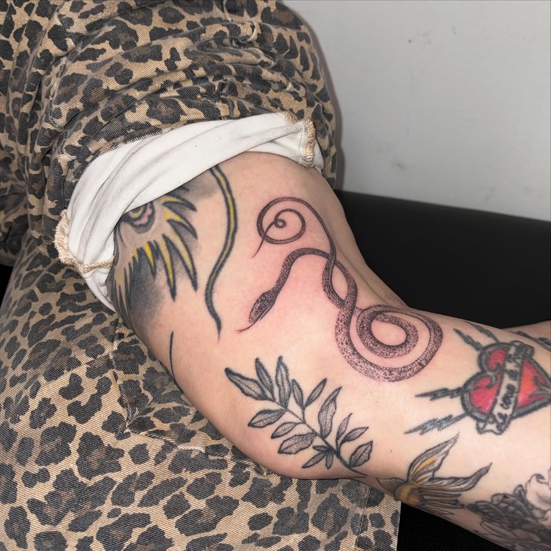 Tattoo by @sweet.n.l0w — fine_line, dotwork