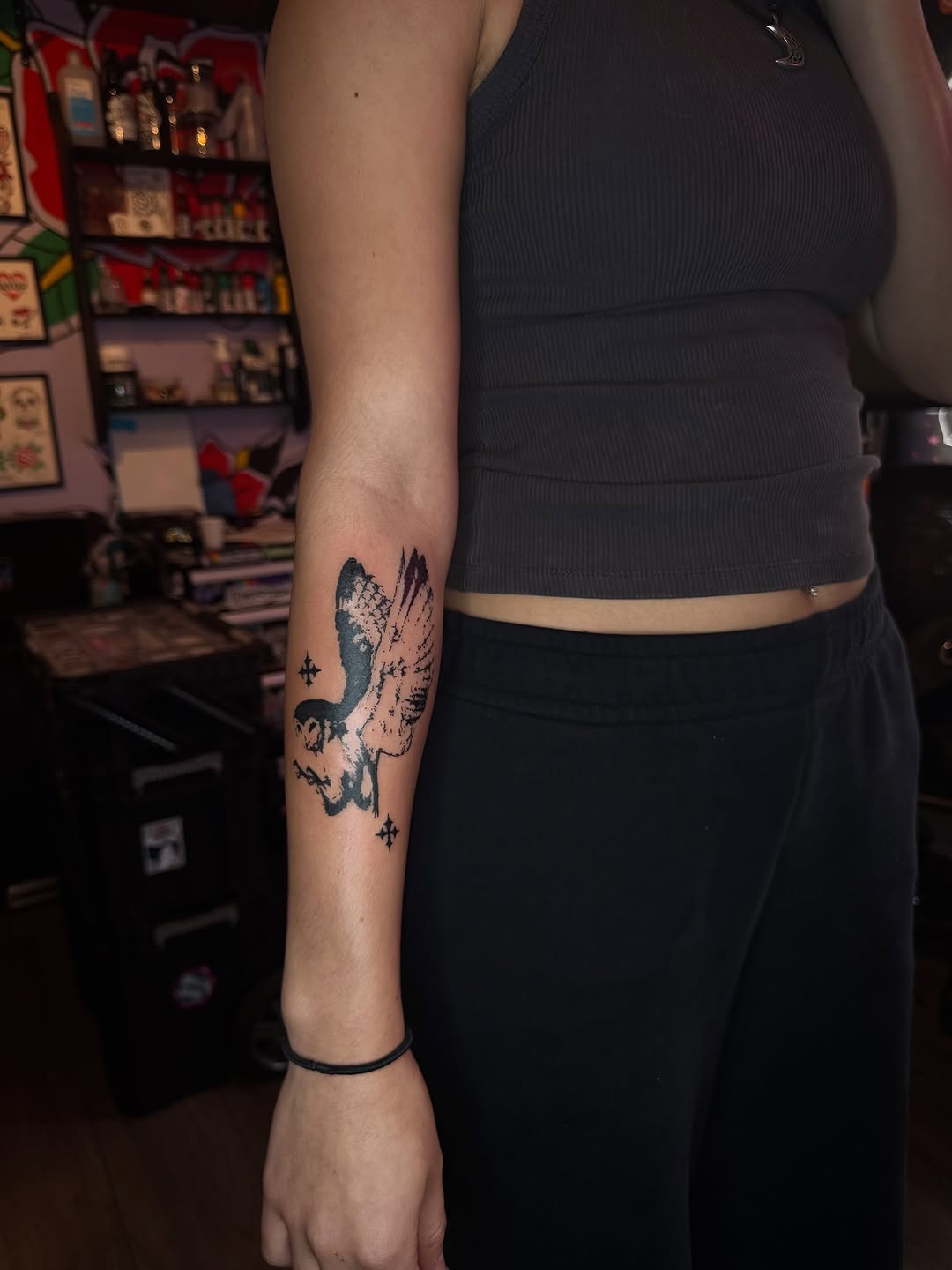 Tattoo by @honeyssweettattoos β blackwork