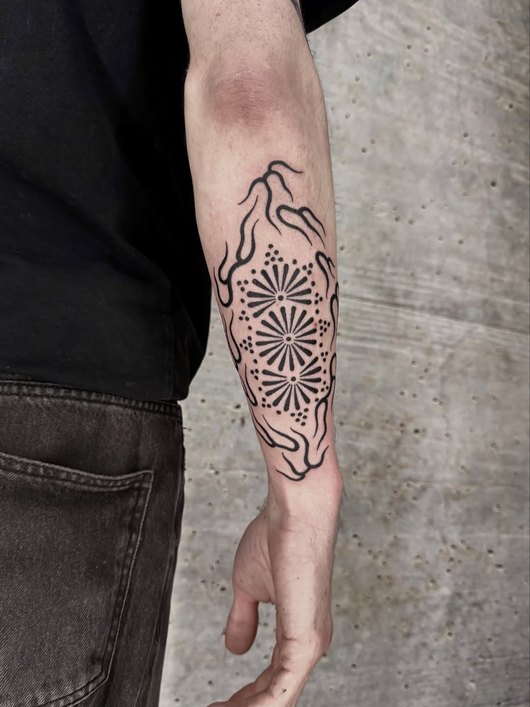 Tattoo by @vagamundo.tat2 — geometric, dotwork