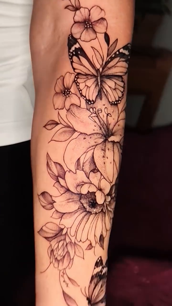 Tattoo by @martinatattoolanzarote — fine_line, black_and_grey