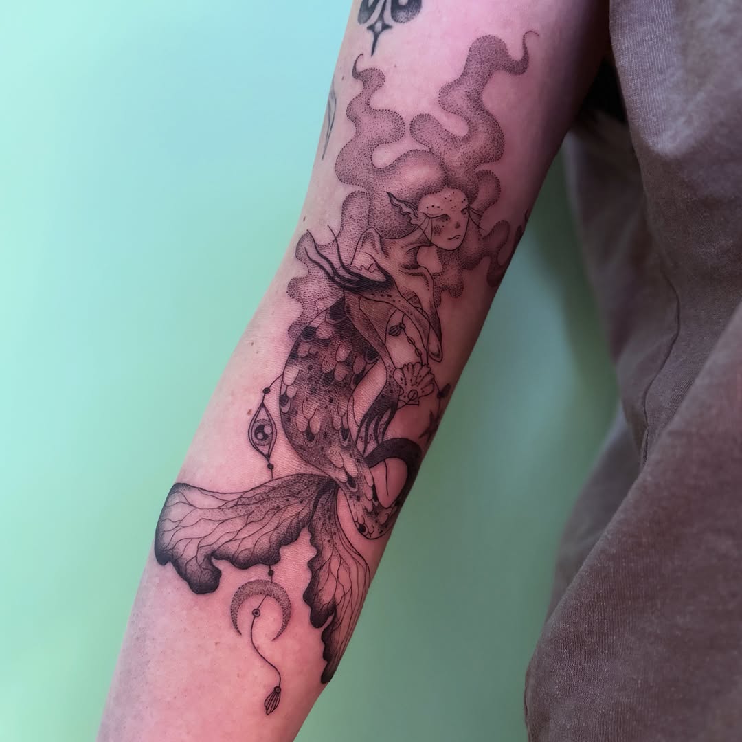 Tattoo by @shybirdtattoo β dotwork