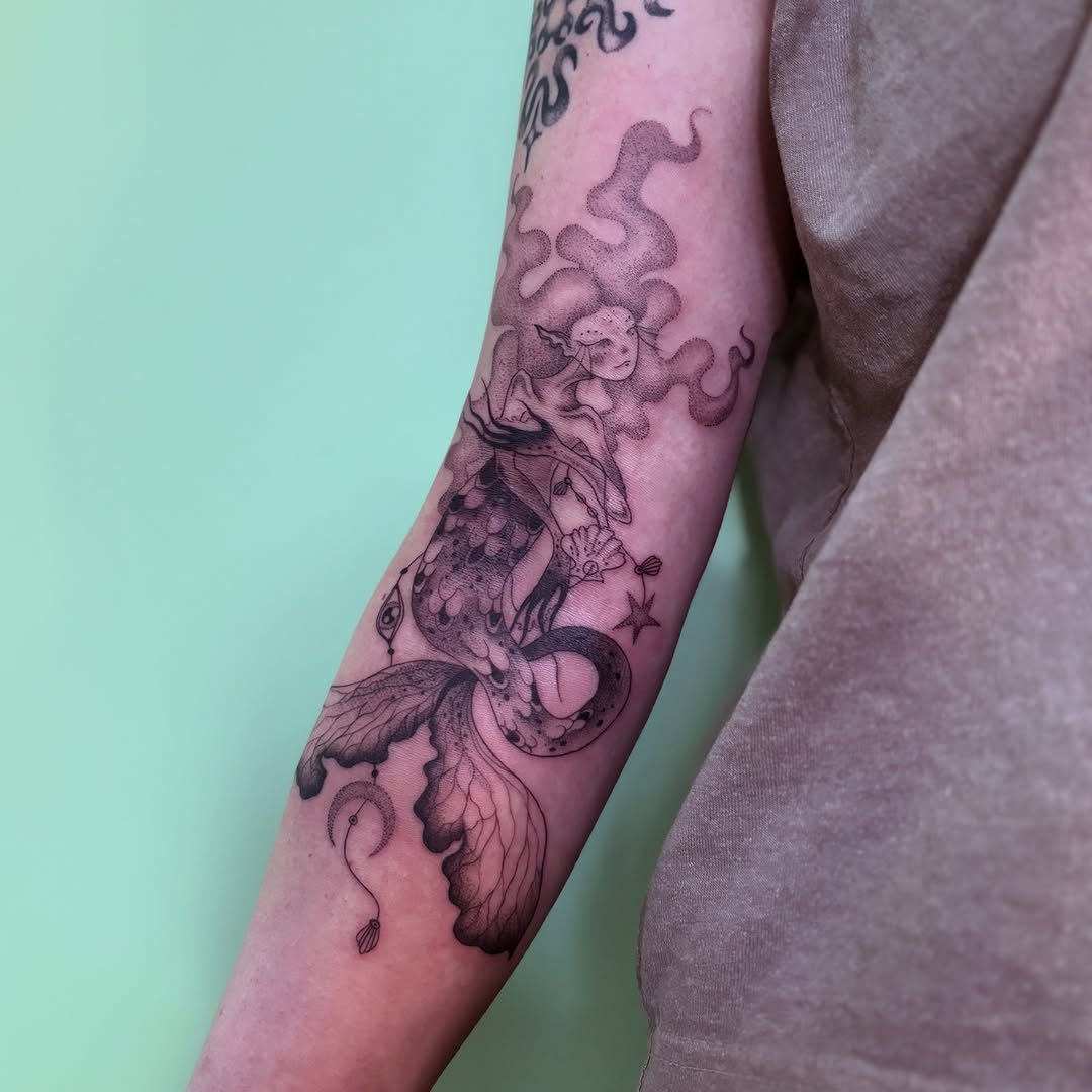 Tattoo by @shybirdtattoo β dotwork
